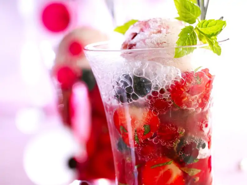 Beeren mit Sekt und Eiscreme