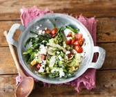 Gebratener Spitzkohl mit Tomaten, Käse und Löwenzahn