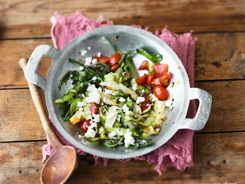 Gebratener Spitzkohl mit Tomaten, Käse und Löwenzahn