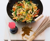 Gemüse mit Nudeln und Putenstreifen aus dem Wok