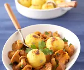 Polentaknödel auf Pfifferlingsragout