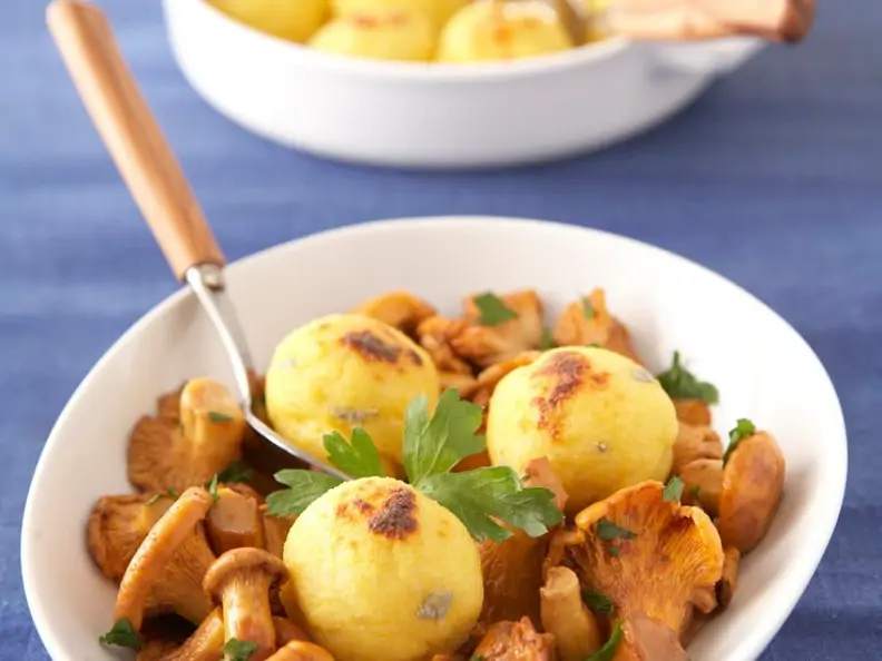 Polentaknödel auf Pfifferlingsragout