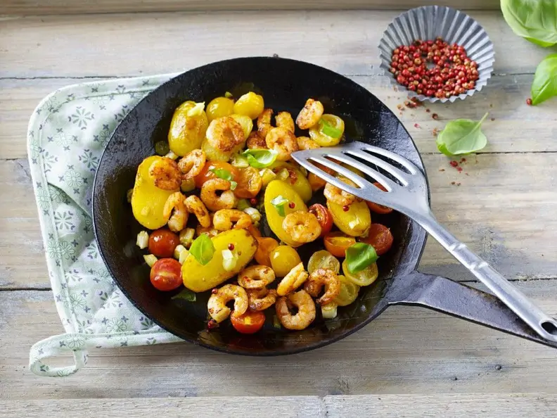 Gebratene Kartoffeln mit Shrimps
