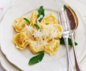 Spinat-Ricotta-Ravioli in Orangen-Salbei-Butter