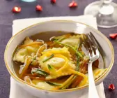 Kartoffelravioli in Gemüsebrühe