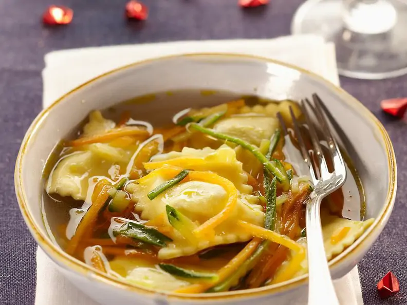 Kartoffelravioli in Gemüsebrühe