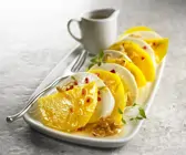 Mozzarella-Mango-Caprese mit Nüssen und Limette