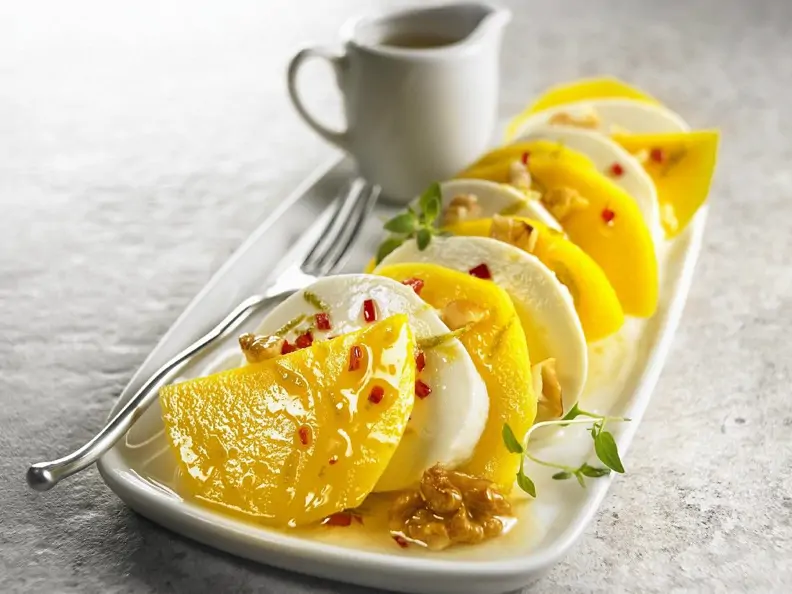 Mozzarella-Mango-Caprese mit Nüssen und Limette