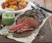 Roastbeef mit grüner Sauce und Gemüse