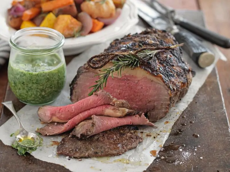 Roastbeef mit grüner Sauce und Gemüse