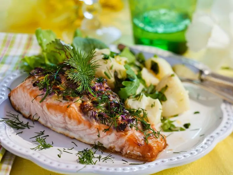 Überbackener Lachs mit Kartoffeln