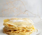 Dünne Pfannkuchen mit Puderzucker