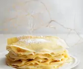 Dünne Pfannkuchen mit Puderzucker