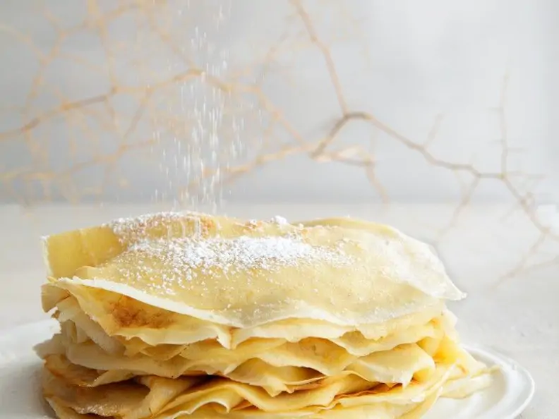 Dünne Pfannkuchen mit Puderzucker