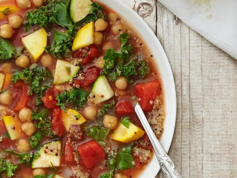 Kichererbsen-Quinoa-Gemüsesuppe