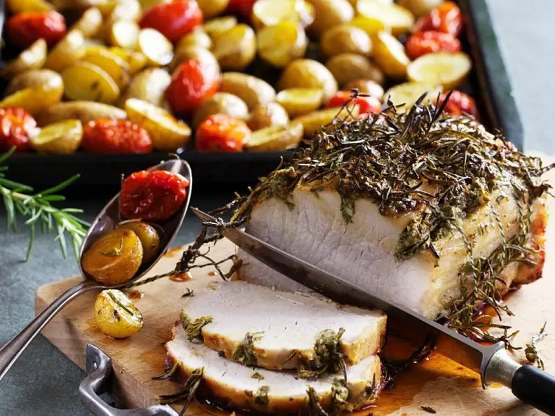 Schweinerücken mit Kräutern und Ofenkartoffeln