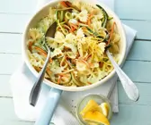 Nudeln mit Gemüse und Avocadosauce