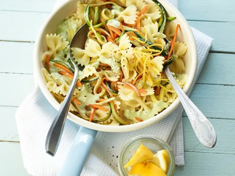 Nudeln mit Gemüse und Avocadosauce