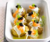 Kartoffeln mit Crème fraîche und kaviar