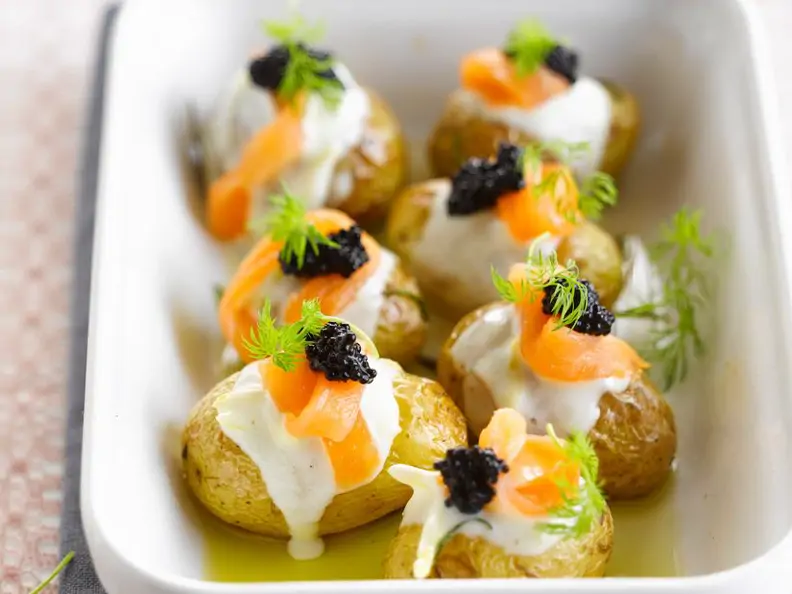 Kartoffeln mit Crème fraîche und kaviar