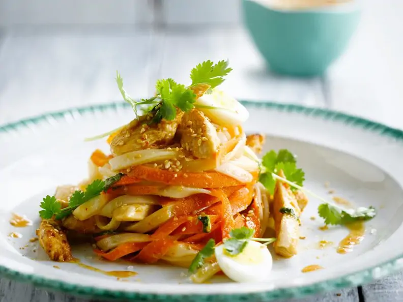 Chinanudeln mit Hähnchen, Sesam und Möhren