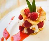 Frittierte Ananas mit Himbeeren und Schlagsahne