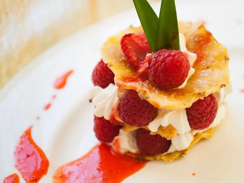 Frittierte Ananas mit Himbeeren und Schlagsahne