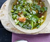 Klare Spargelsuppe mit Kräutern