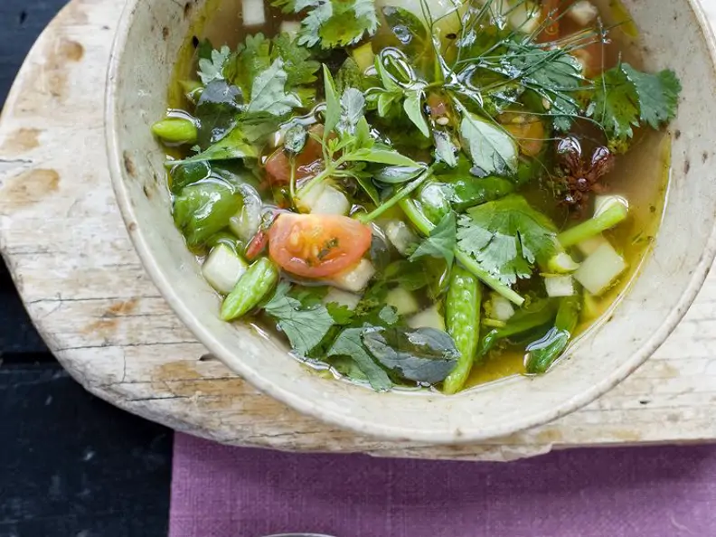 Klare Spargelsuppe mit Kräutern