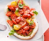 Flammkuchen mit Basilikum und Tomaten