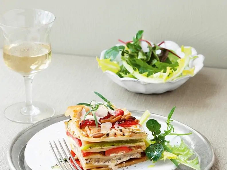 Gemüselasagne mit Pinienkernen und Ricotta
