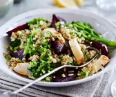 Brokkoli-Quinoa-Salat mit Rote Bete und Hähnchenbrust