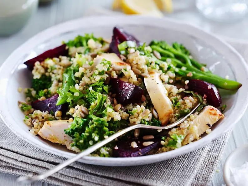 Brokkoli-Quinoa-Salat mit Rote Bete und Hähnchenbrust
