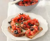 Röstbrot mit Oliven-Tomaten
