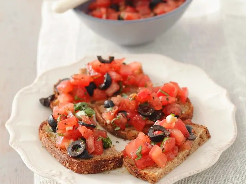 Röstbrot mit Oliven-Tomaten