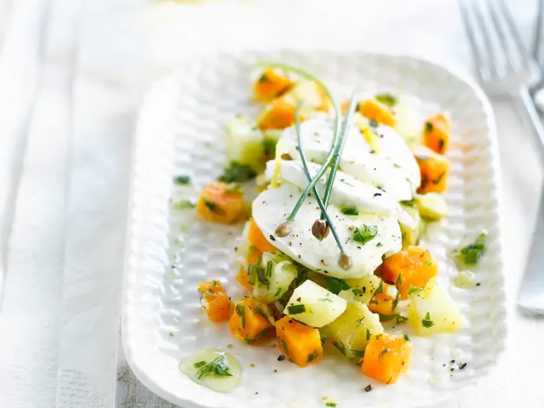 Süßkartoffelsalat mit Mozzarella und Dill