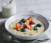 Porridge mit Beeren und Mandeln