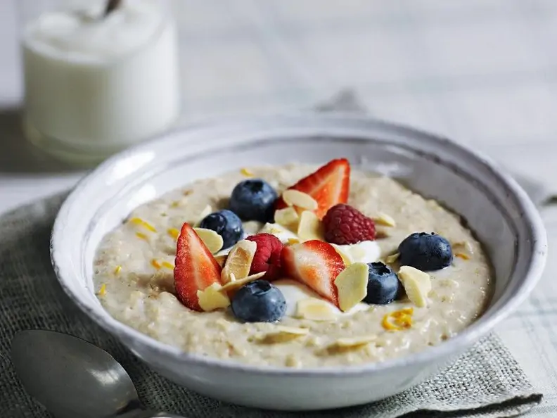 Porridge mit Beeren und Mandeln