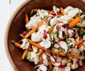 Blumenkohl-Radieschen-Salat mit Karotten