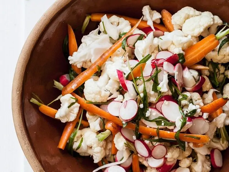Blumenkohl-Radieschen-Salat mit Karotten