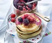 Pancakes mit Waldbeeren