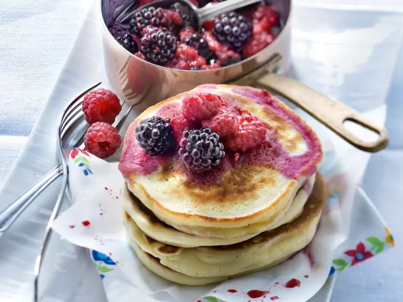 Pancakes mit Waldbeeren