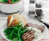 Hüftsteak mit Bohnen, Foliekartoffeln und Dillsauce