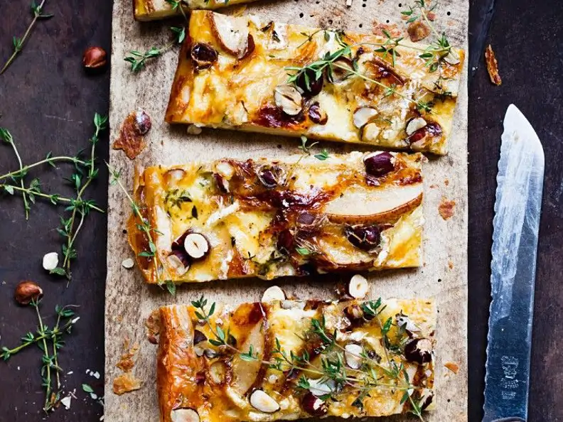 Käse-Birnen-Tarte mit Nüssen und Thymian