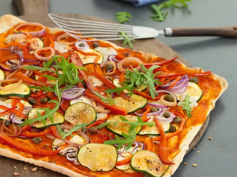 Bunter Gemüse-Flammkuchen
