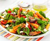 Spinatsalat mit Möhren, Zwiebeln und Feta