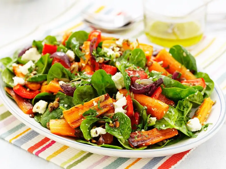 Spinatsalat mit Möhren, Zwiebeln und Feta