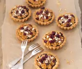 Mohn-Törtchen mit Karamellcreme