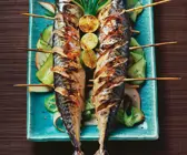 Makrele vom Grill mit fruchtigem Gurkensalat