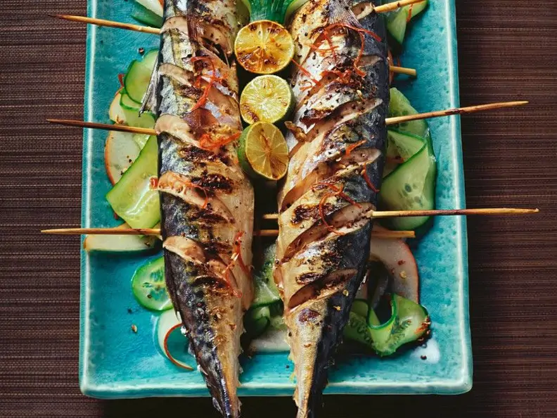 Makrele vom Grill mit fruchtigem Gurkensalat